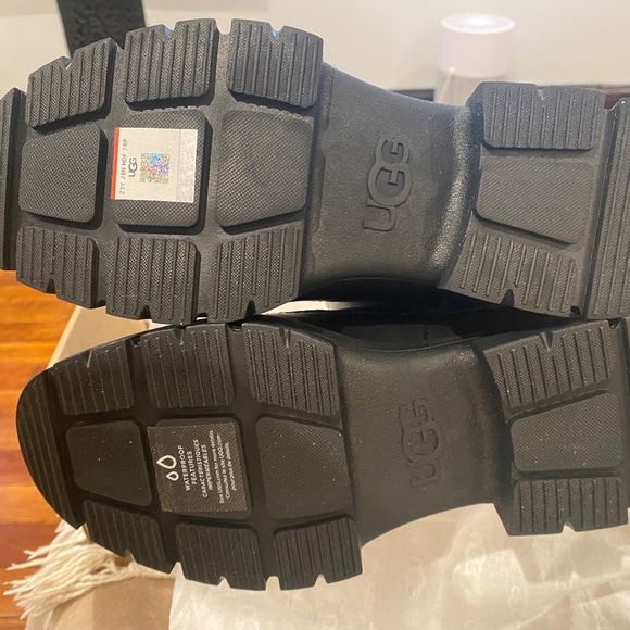 NEW IN BOX! UGG Ashton High Chelsea Boot - Picture 6 of 16